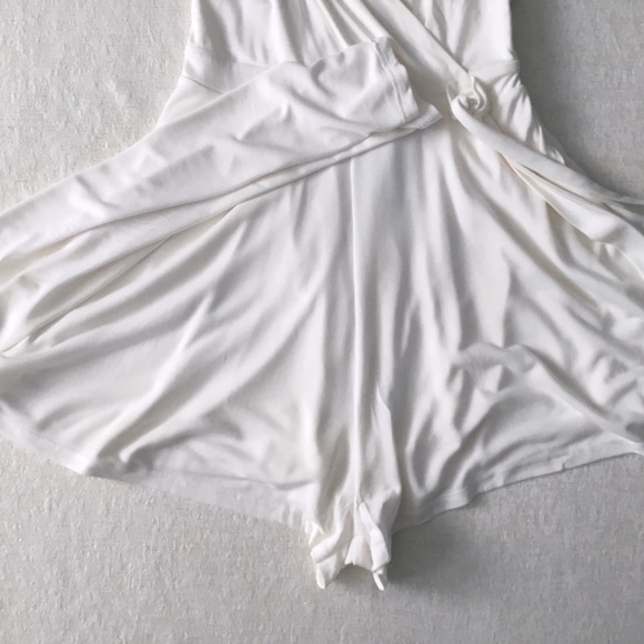 Urban Outfitters Kimchi Blue Size Small White Romper Flirty Girly Wrap Style - Picture 3 of 14